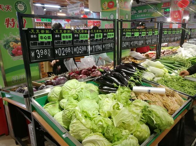 但许多超市仍能保持较丰满的商品各种蔬菜和日常必需品都整齐的陈列