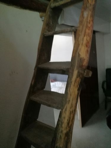 这是上阁楼的木梯子雅致.