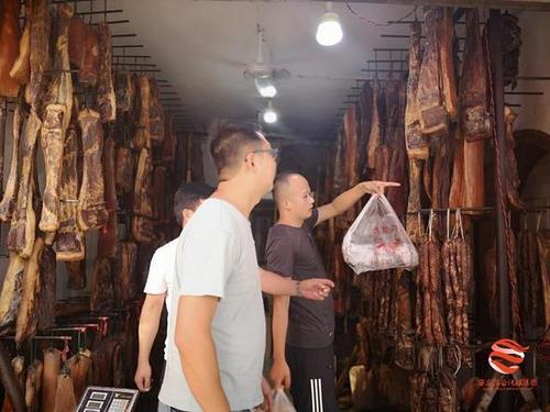 宁陕广货街这家腊肉店一年卖了一万五千多斤腊肉