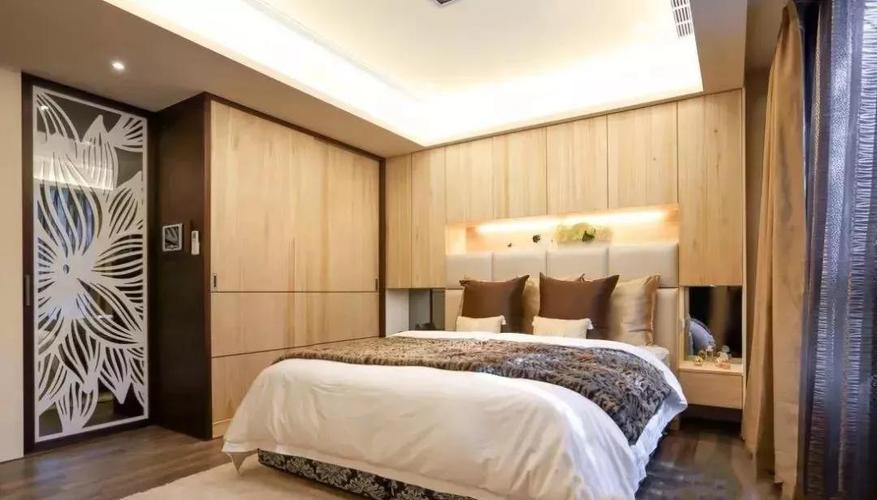 把衣柜和床头背景墙的收纳设计结合在一起都选择原木色作为柜门这样