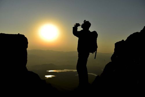 登上山顶的旅行者人物高清图片