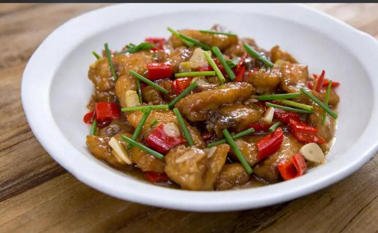 赣南小炒鱼属于赣菜系赣南客家菜是江西赣州的一道特色菜.