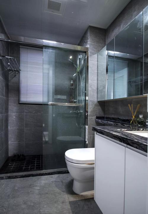 卫生间地面墙面通铺灰色大理石地砖搭配白色的家具与卫浴简洁干净