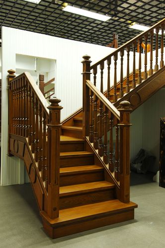 实木楼梯的主要材料是橡木榉木黄花梨等结实耐用而且不易过时.
