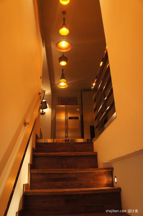 现代楼梯吊灯效果图