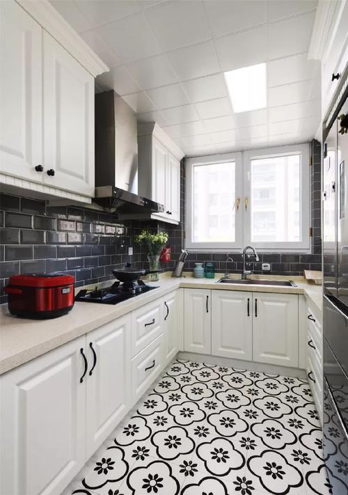 u型的厨房布局白色的橱柜放大了地面黑白配的小花砖带来的文艺的