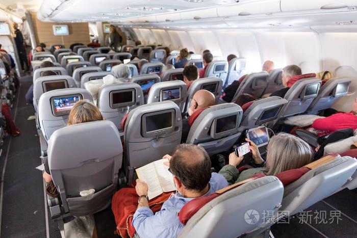 大商业飞机的内部与乘客在他们的位子在飞行期间