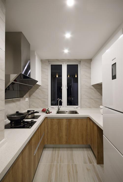 厨房配色温馨木质橱柜搭配白色工作台为空间带来独特的渲染力.