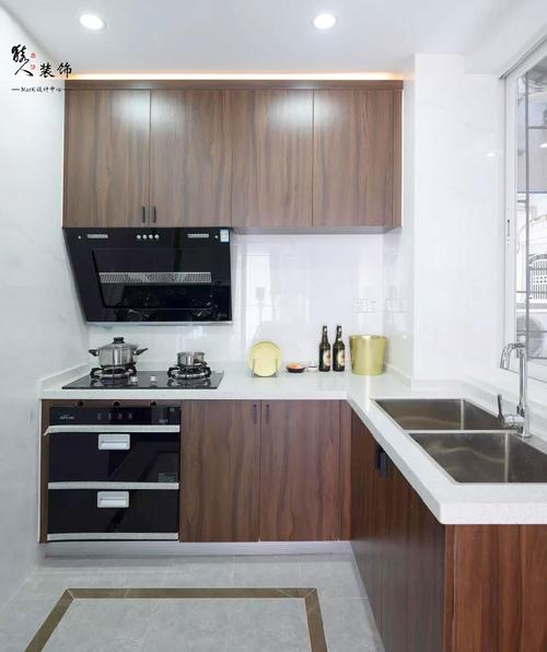 厨房以黑胡桃色为定制橱柜l形的厨房操作台虽然不大却也满足了小