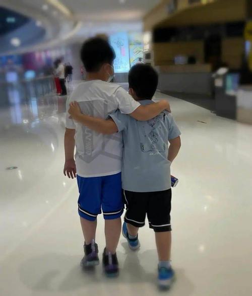 兄弟俩关系不错勾肩搭背一起走路照片中的两人看起来都长高不少.