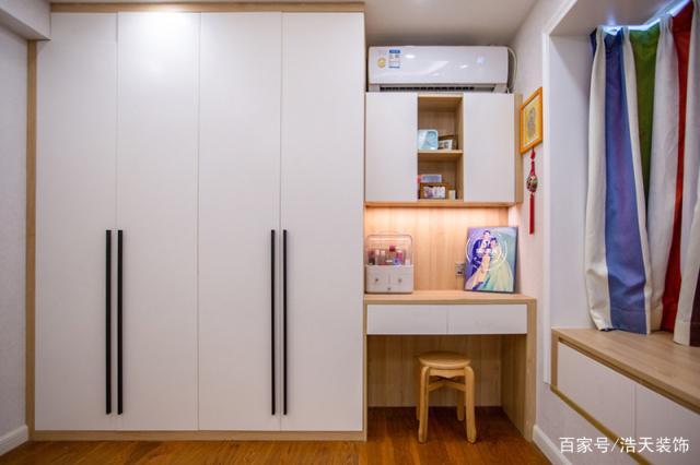 衣柜与书桌同在一面墙空调位置的设计与书桌融为一体使整个空间功能