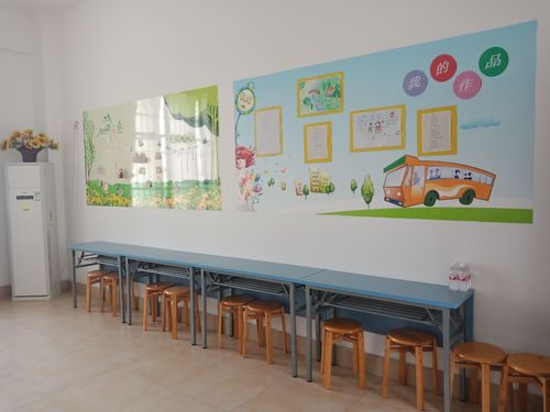 图为留守儿童活动室学生心愿墙与学生作品墙