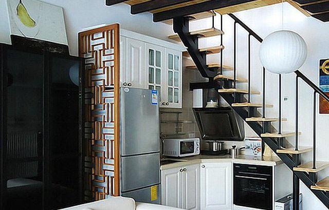 老房改造时尚小木屋楼梯下巧设开放式厨房装修效果图2013图片