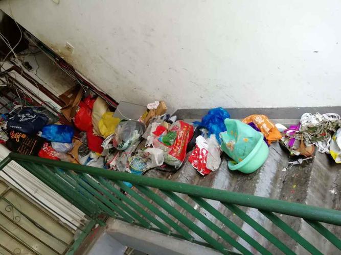 屋内垃圾堆成山邻居无奈诉至法院获支持