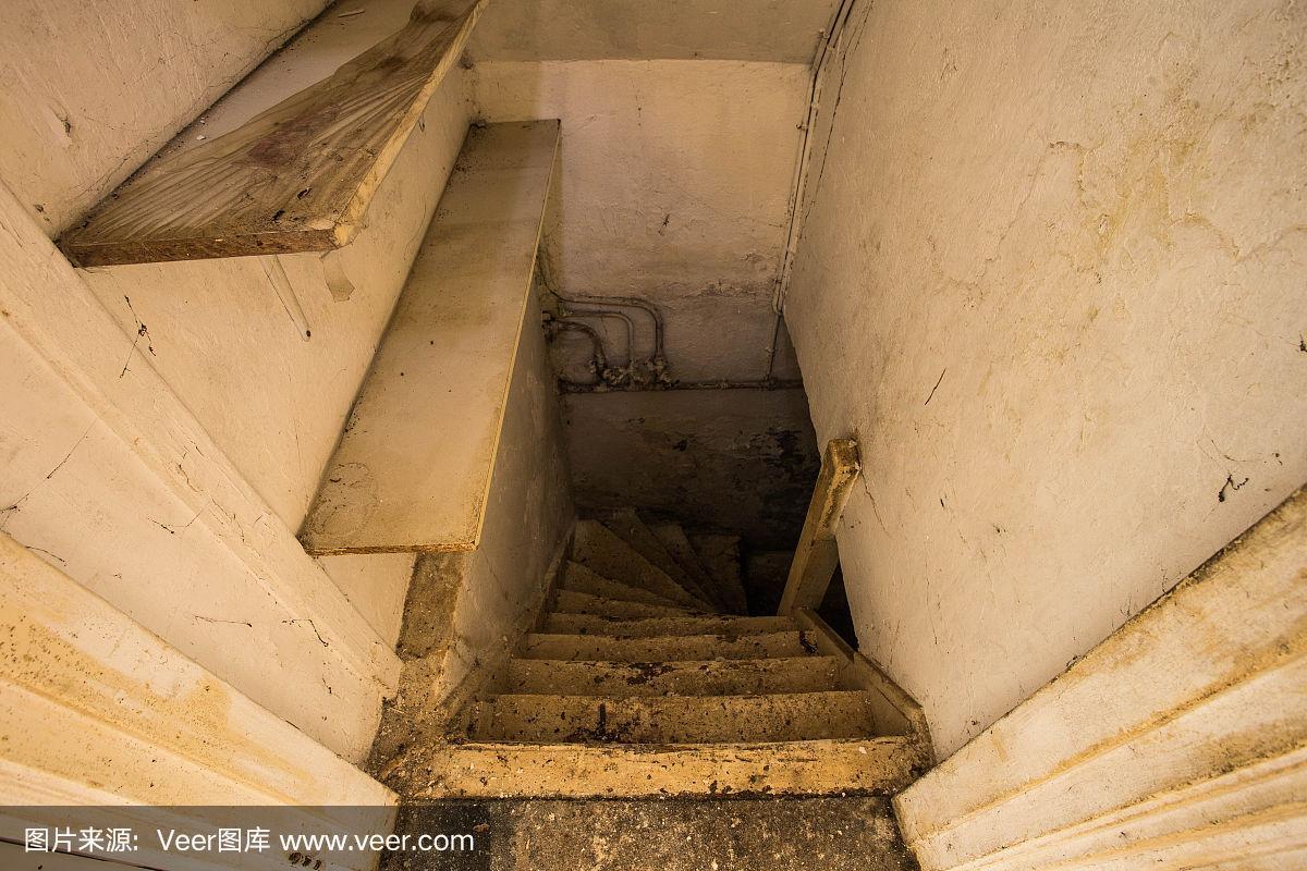 通往恐怖黑暗地下室的木楼梯