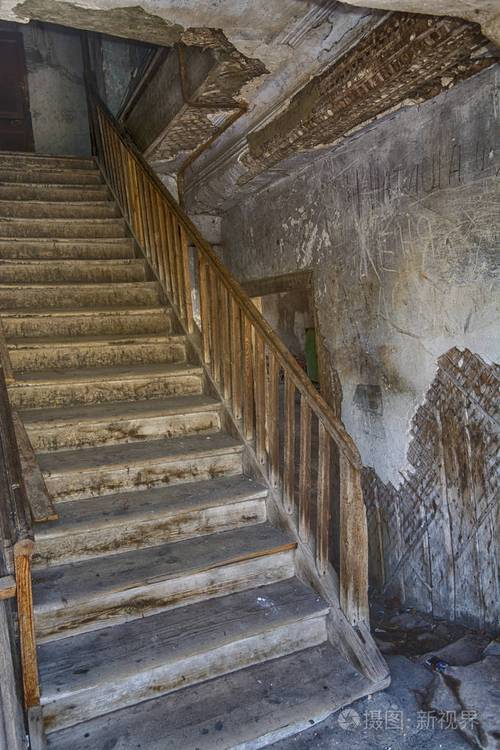旧房子里破旧的楼梯