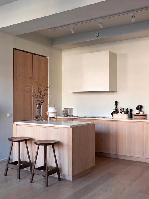 简洁干净的橱柜设计素雅宁静的空间配色96原木质感为整体空间注入