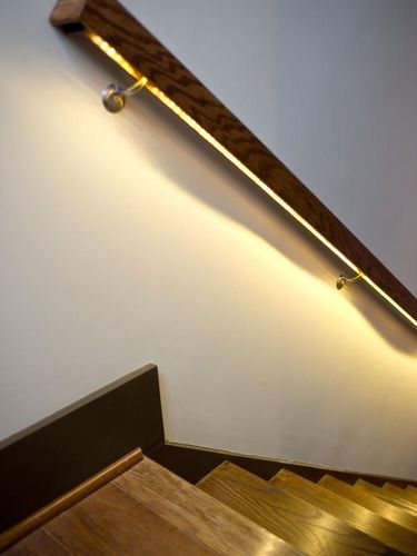 栏杆扶手上的led灯带也能起到对楼梯的照明作用