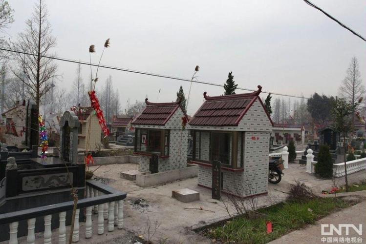 江苏省南通市如东县不少农村田间地头出现了豪华小别墅群模样的坟墓群
