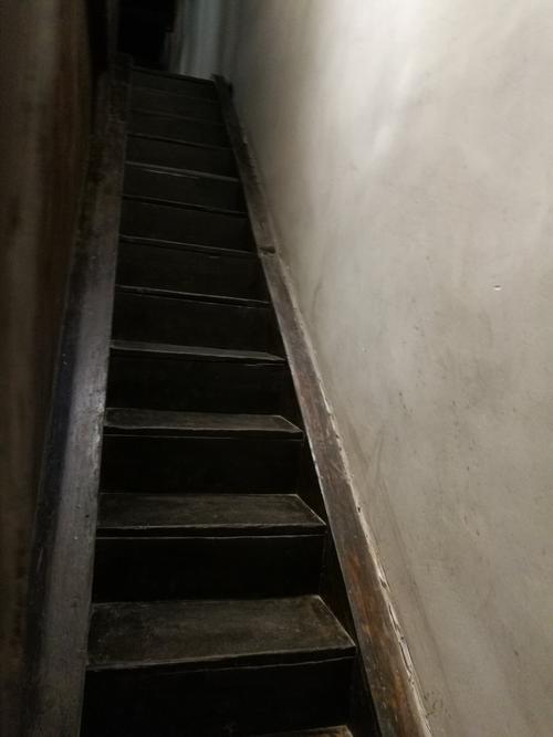 狭窄的老式楼梯.