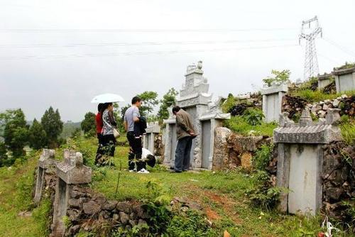 村民到山里祭祖时意外发现一个高级的外族坟墓没想到专家鉴定后