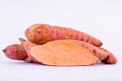 新鲜红薯山药在白底健康水果食品中分离照片