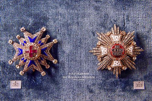 左是巴伐利亚王国大十字级圣乔治军事勋章星章右是圣休伯特勋章的