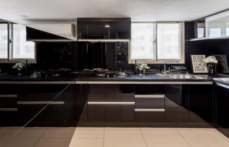 气质黑色厨房装修效果图黑色烤漆橱柜效果图