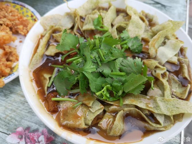 来天津吃的感觉最地道的美食就属于锅巴菜天津人称嘎巴菜了