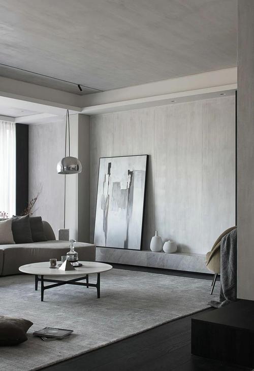 客厅在深灰色地板上铺着灰色地毯天花与墙面也加入了浅灰色的材质