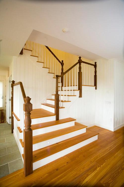 新木质简洁楼梯装修效果图