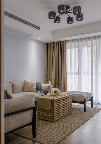 米色的布艺沙发很清爽室内采用中央空调这样布局更合理.