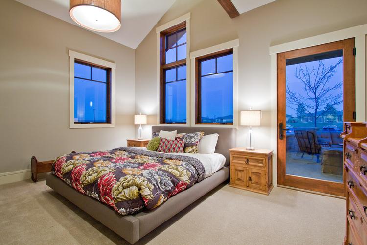 深蓝色玻璃窗现代三居卧室130平室内装修效果图