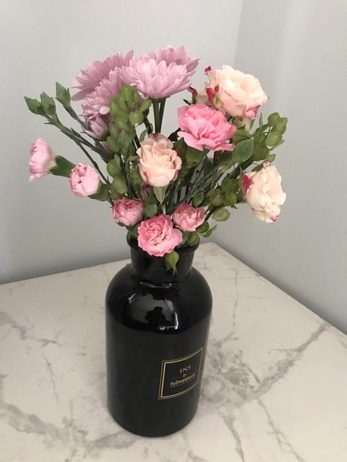 客厅的花瓶里的花又换样了