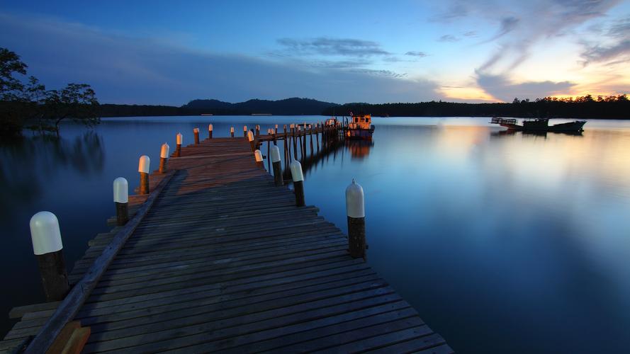 美丽平静的湖泊风景图片高清宽屏桌面壁纸