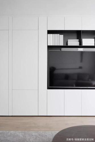 电视柜的隐形门设计将客厅杂物统统收纳进柜子中是让客厅保持整洁的