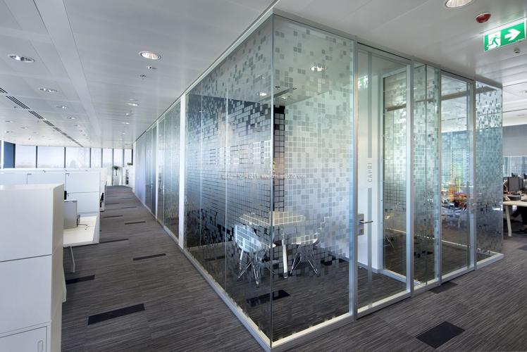 互联网公司办公室玻璃隔断设计装修效果图
