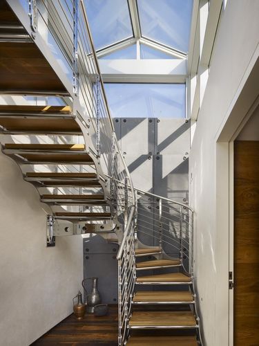 蓝色玻璃顶镂空现代别墅楼梯装修效果图