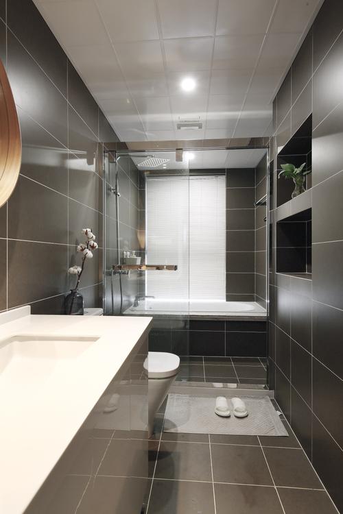 卫生间使用了咖色砖面作为背景墙干湿分离设计提高了空间利用率.