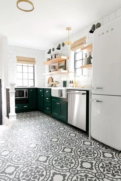 花砖适合用在玄关卫生间和厨房的墙面地面具有装饰性.