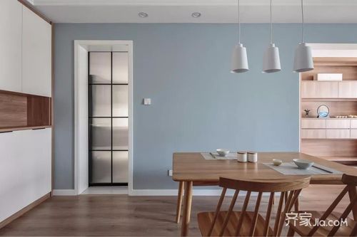 整体空间以灰蓝色为主调灰色布艺沙发简约而有质感木质家具与清新