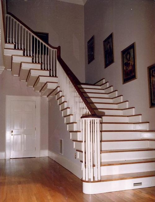 深咖色白色侧面楼梯装修效果图